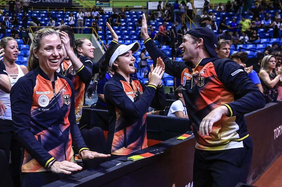 Kerber (l.) und Lys (m.) beim Billie Jean Cup