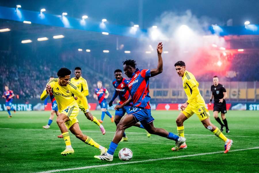 Prince Adu se proti Fenerbahce neprosadil, v největší šanci napálil tyč. Prince Adu se proti Fenerbahce neprosadil, v největší šanci napálil tyč.