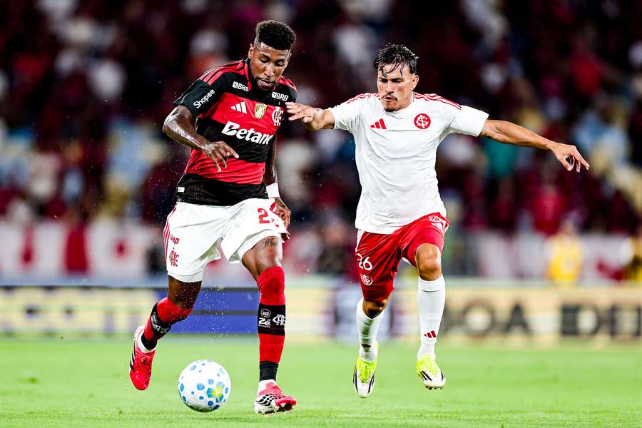 Emerson Royal e Bernabei em Flamengo x Inter, pelo Brasileirão