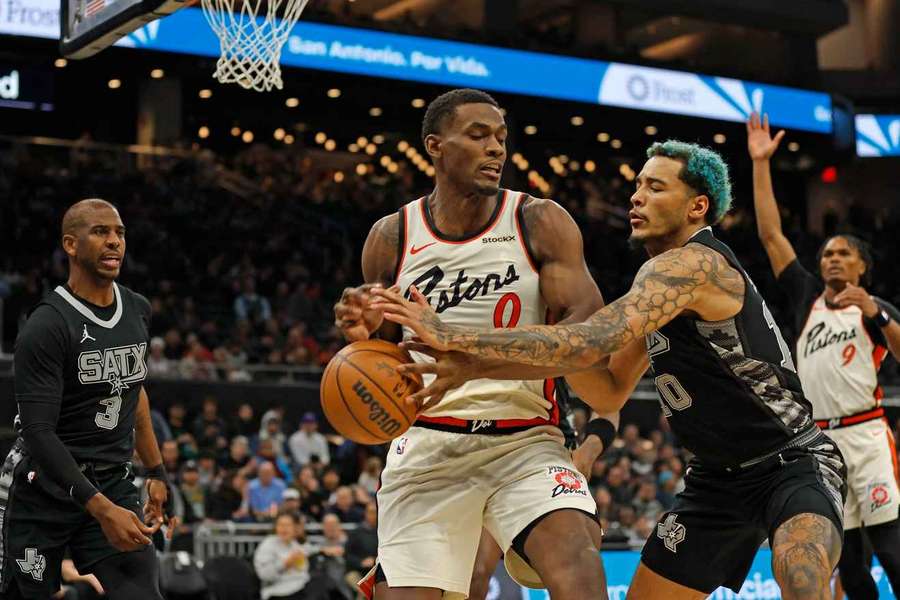 San Antonio Spurs nie poszli za ciosem i przegrali z Pistons. 28 minut Sochana