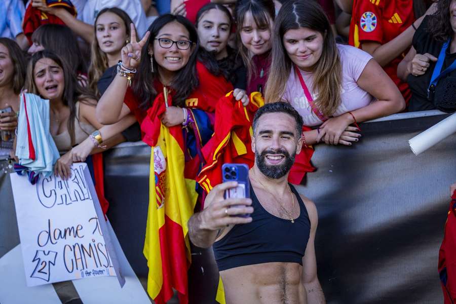 Dani Carvajal, con aficionadas.