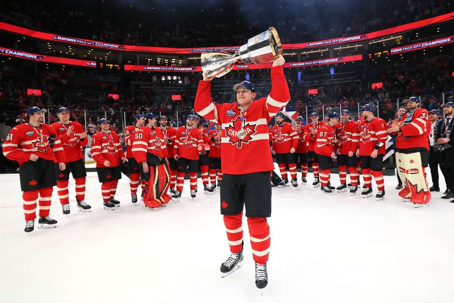 Trofej pozdvihol aj strelecky produktívny MacKinnon. Trofej pozdvihol aj strelecky produktívny MacKinnon.