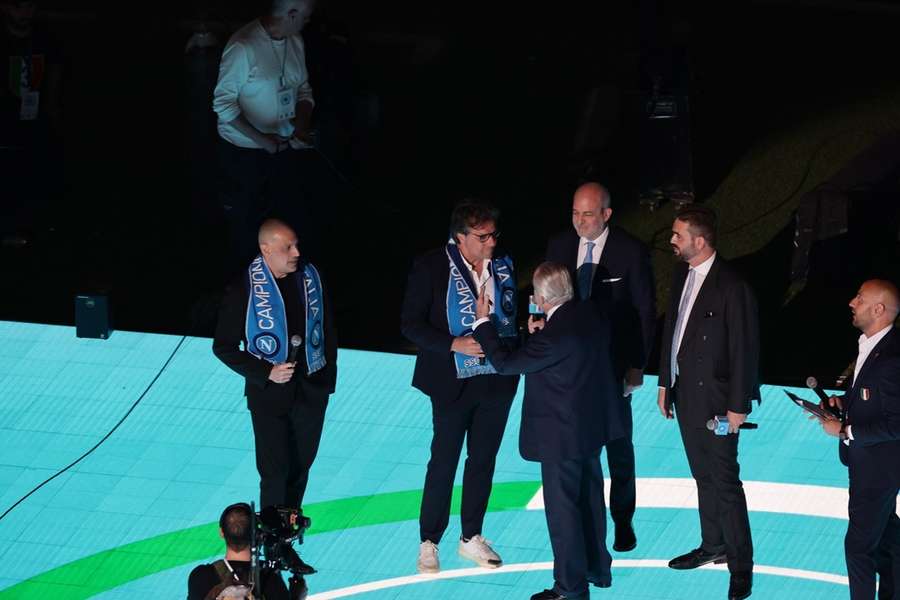 Cristiano Guintoli, o segundo da esquerda para a direita, recebe os parabéns de De Laurentiis