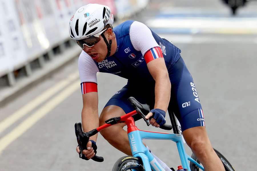 Benoît Cosnefroy won de sprint van een kopgroep van 24 renners