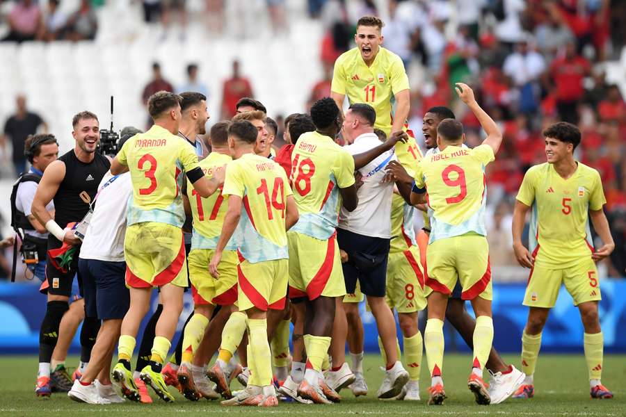 Los jugadores de España celebran su pase a la final olímpica