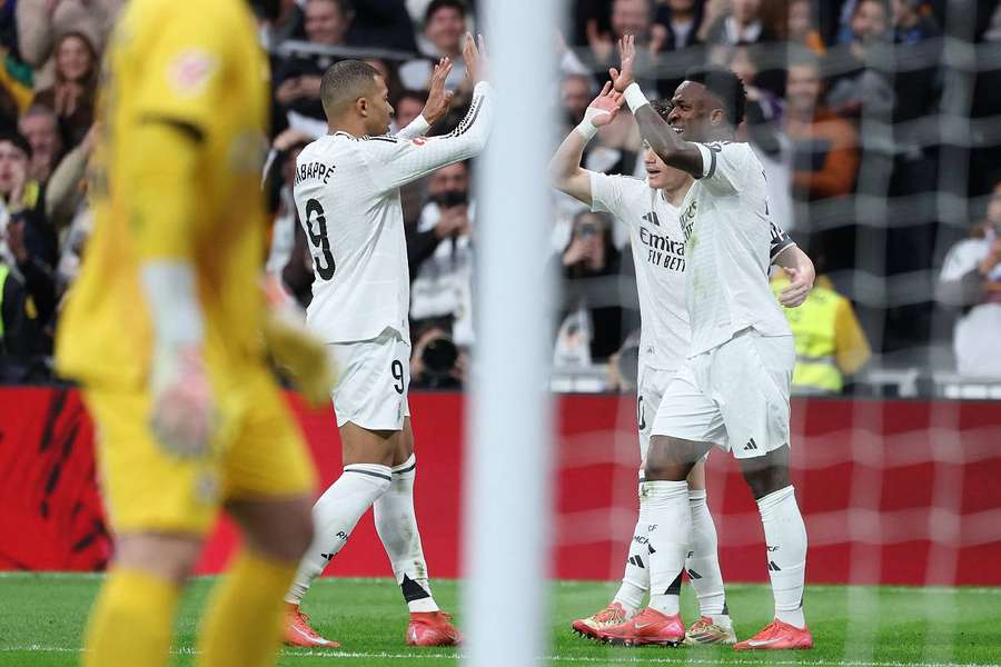 Mbappé et Vinicius Jr après le but du Brésilien à la 34ᵉ minute. 