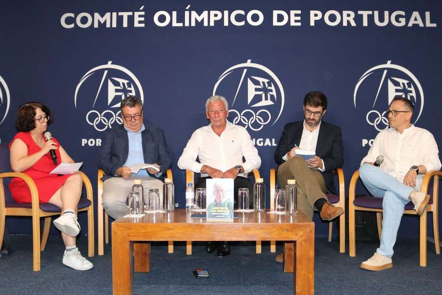 José Poeira no centro