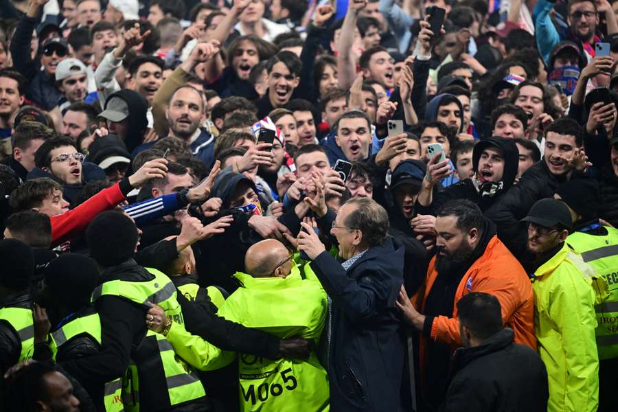 Mandatário do Lyon e do Botafogo, John Textor celebra vitória com a torcida francesa