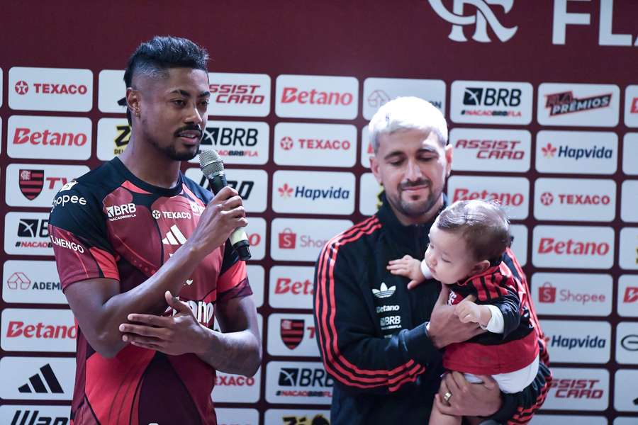 Arrascaeta e Bruno Henrique em anúncio antes da partida entre Flamengo e São Paulo Arrascaeta e Bruno Henrique em anúncio antes da partida entre Flamengo e São Paulo