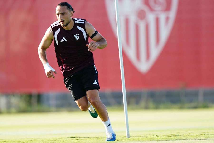 Giorgi Kochorashvili no treino do Sevilha Giorgi Kochorashvili no treino do Sevilha