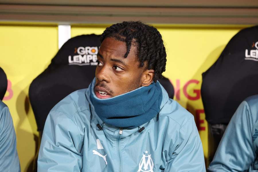 Elye Wahi auf der Bank für Olympique Marseille.