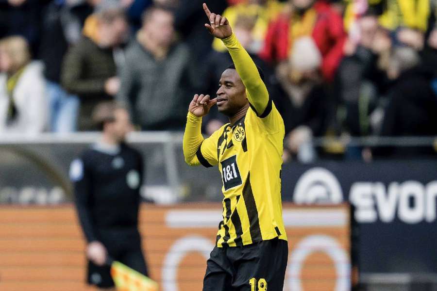 Moukoko salva o Dortmund e diferença para o Bayern segue em dois pontos