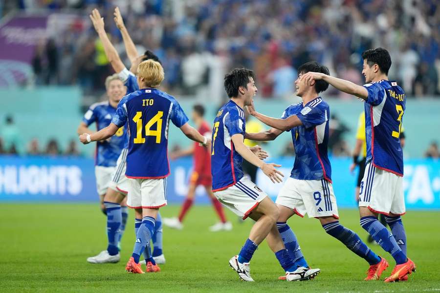 Japan sensationelt klar til næste runde efter sejr over Spanien, der også akkurat sniger sig videre