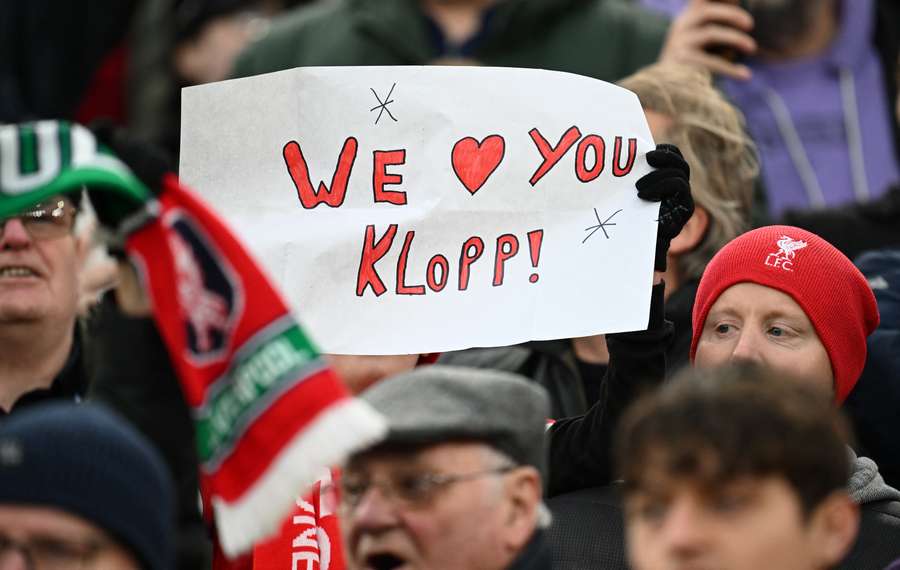 En fan holder en hyldest til Liverpools tyske manager Jürgen Klopp forud for den engelske FA Cups fjerde runde mellem Liverpool og Norwich.