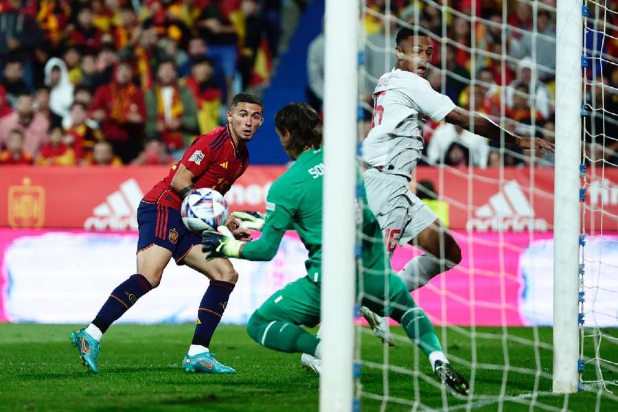 España cae ante Suiza 1-2 y sólo le vale ganar en Portugal para estar en la Final Four