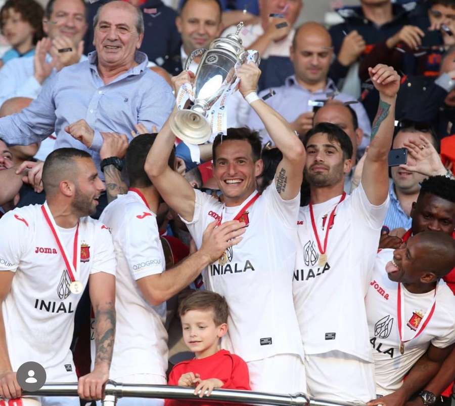 Juan Cruz Gill levanta un trofeo