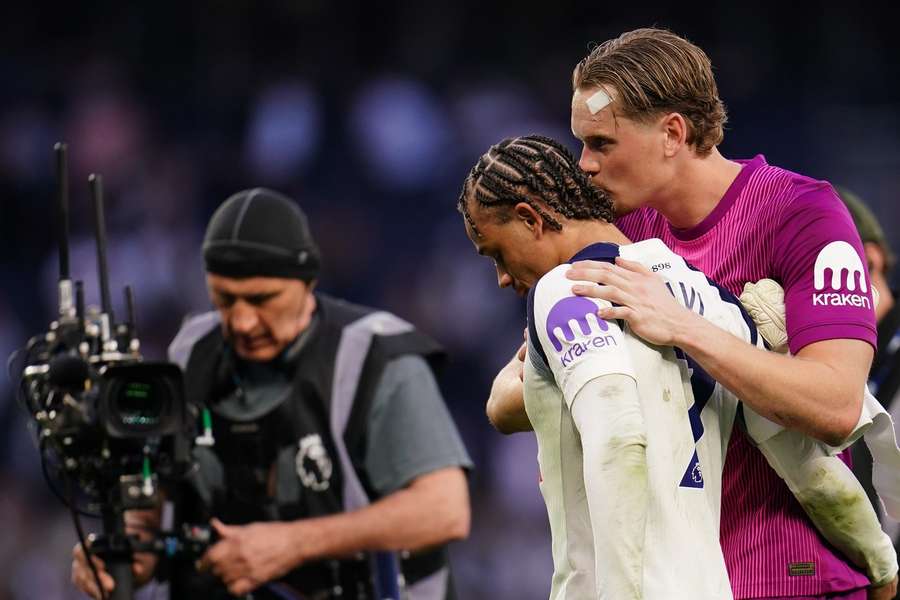 Kinský utěšuje zklamaného spoluhráče Xaviho Simonse.