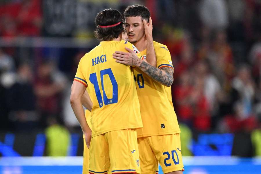 Ianis Hagi și Dennis Man