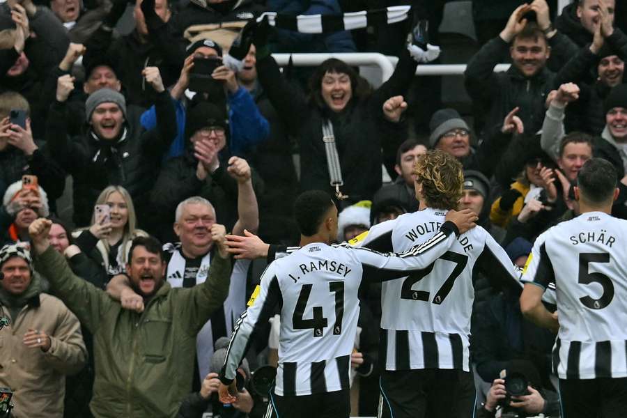 Woltemade (c.) y los aficionados ingleses: ¿una historia de amor?