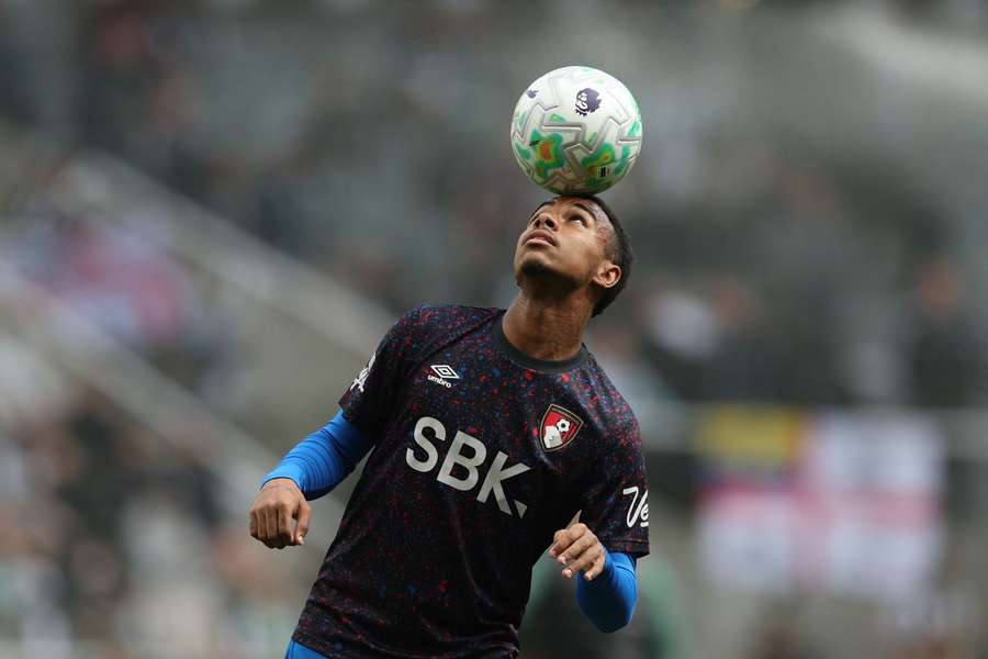 Barcelona se zajímá o Eliho Juniora Kroupiho.
