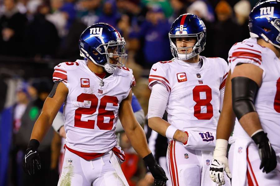 Running back Saquon Barkley (26) en quarterback Daniel Jones (8) tijdens de NFC Divisional playoff game tussen de Philadelphia Eagles en de New York Giants