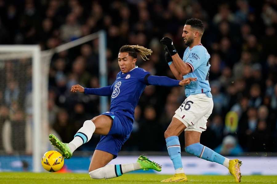 Bashir Humphreys (links) im Kampf um den Ball gegen Riyad Mahrez von Manchester City 