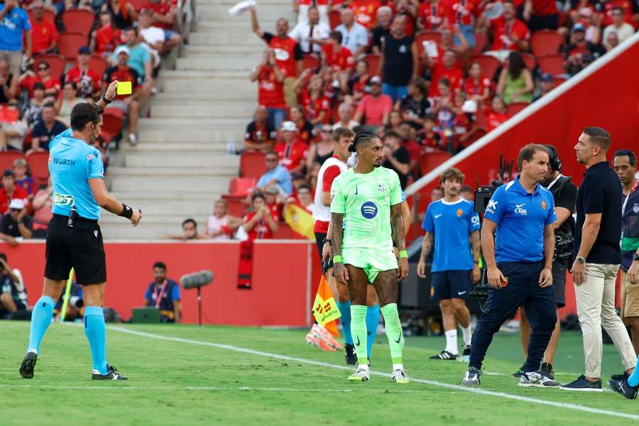 Munuera Montero le muestra la amarilla a Jagoba Arrasate