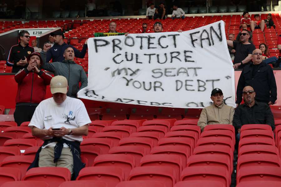Torcedores do United contestaram aumento do preço dos ingressos em Old Trafford Torcedores do United contestaram aumento do preço dos ingressos em Old Trafford