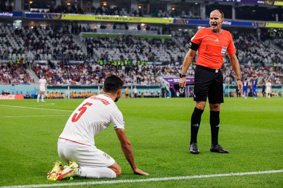 Louis van Gaal is blij met arbiter Antonio Mateu Lahoz bij Nederland-Argentinië