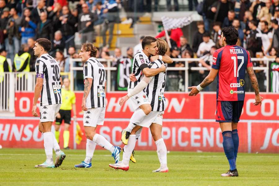 La gioia dei giocatori dell'Ascoli La gioia dei giocatori dell'Ascoli