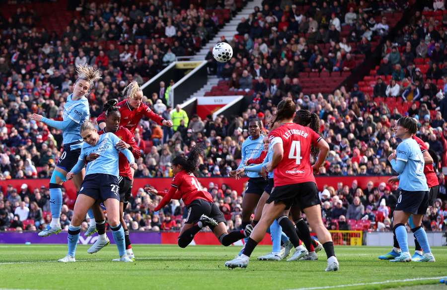 Manchester City's Vivianne Miedema scores their first goal