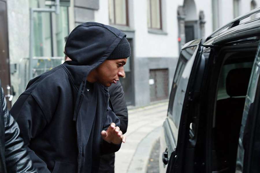 Mbappé, entrando a un coche