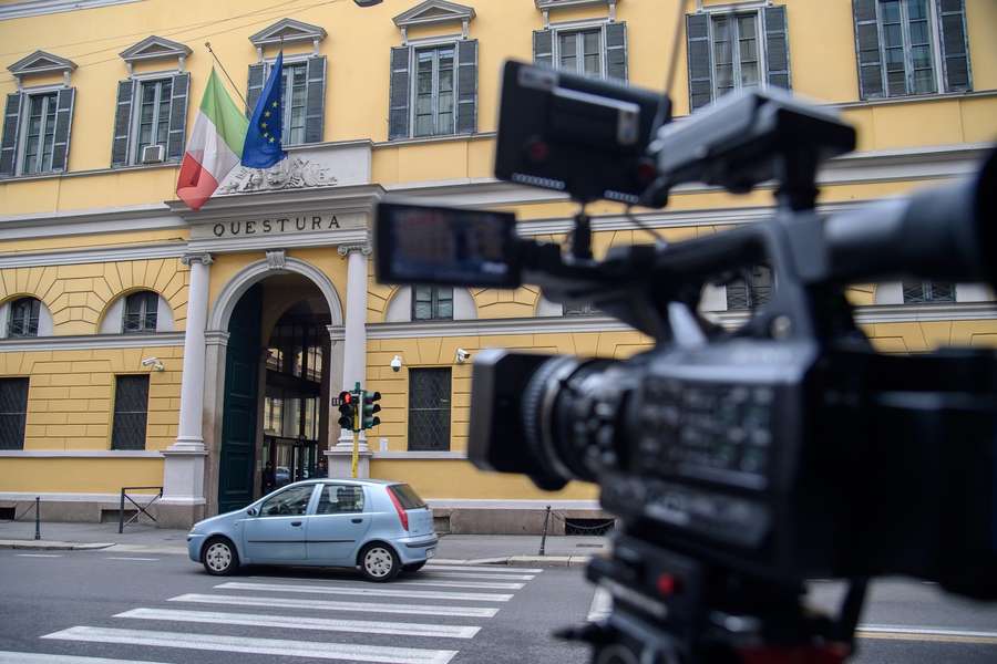 Uma equipa de televisão à porta da Questura