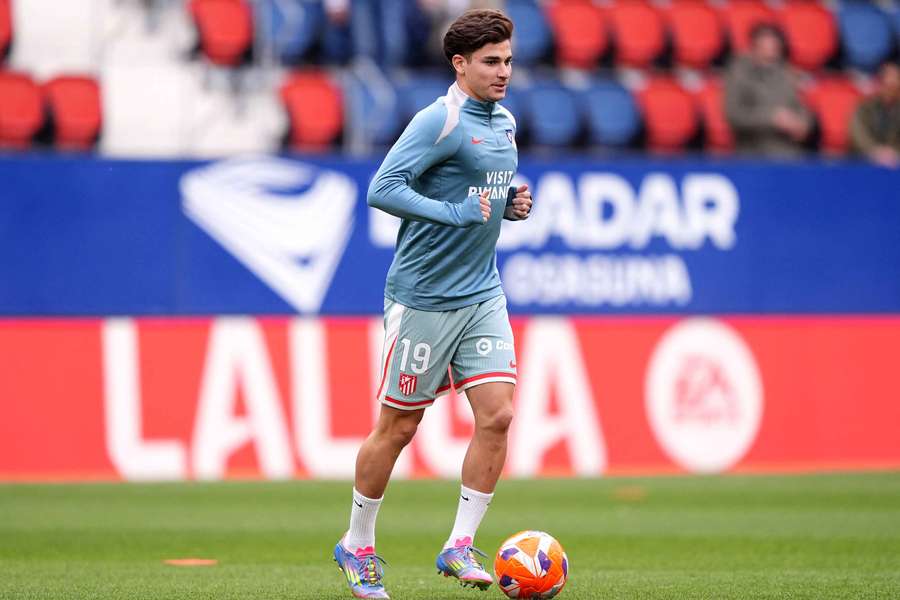 Julián Álvarez calienta en un partido del Atlético.