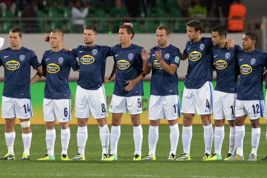 I giocatori dell'Auckland prima del calcio d'inizio della partita di riscaldamento della Coppa del Mondo per Club