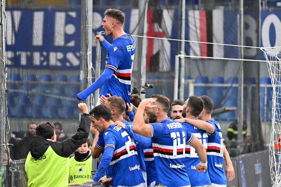 La Sampdoria festeggia Esposito