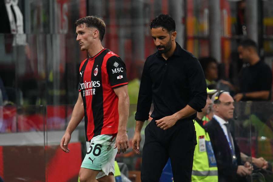 Alexis Saelemaekers é acompanhado pelo técnico português Ruben Amorim