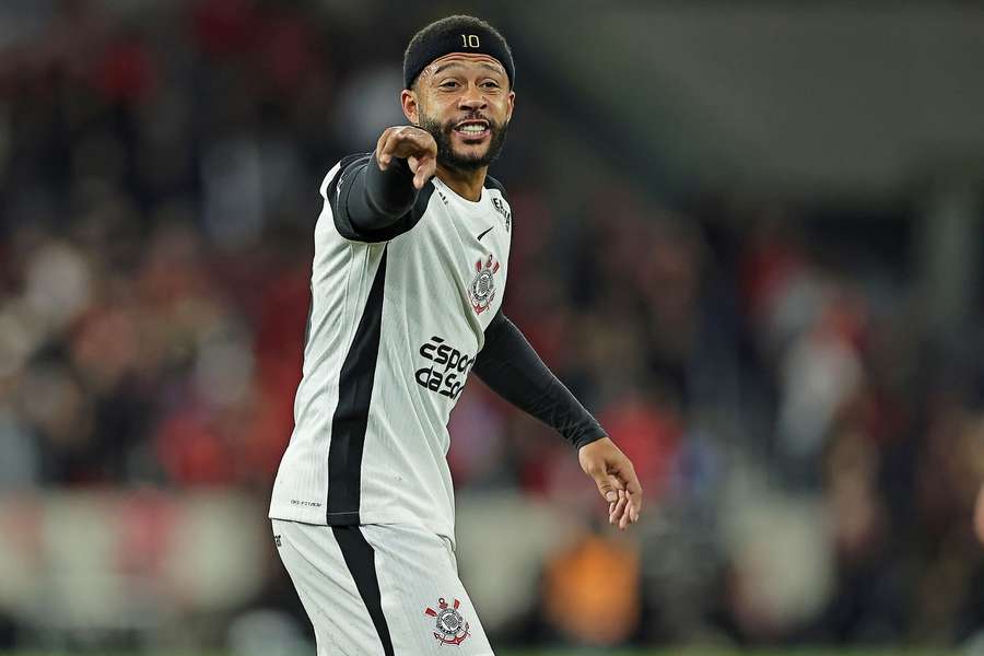 Memphis volta a ficar disponível no Corinthians
