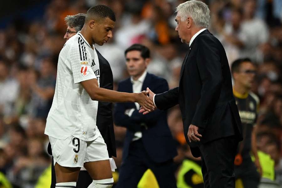 Ancelotti cumprimenta Mbappé em saída do campo durante jogo de LaLiga