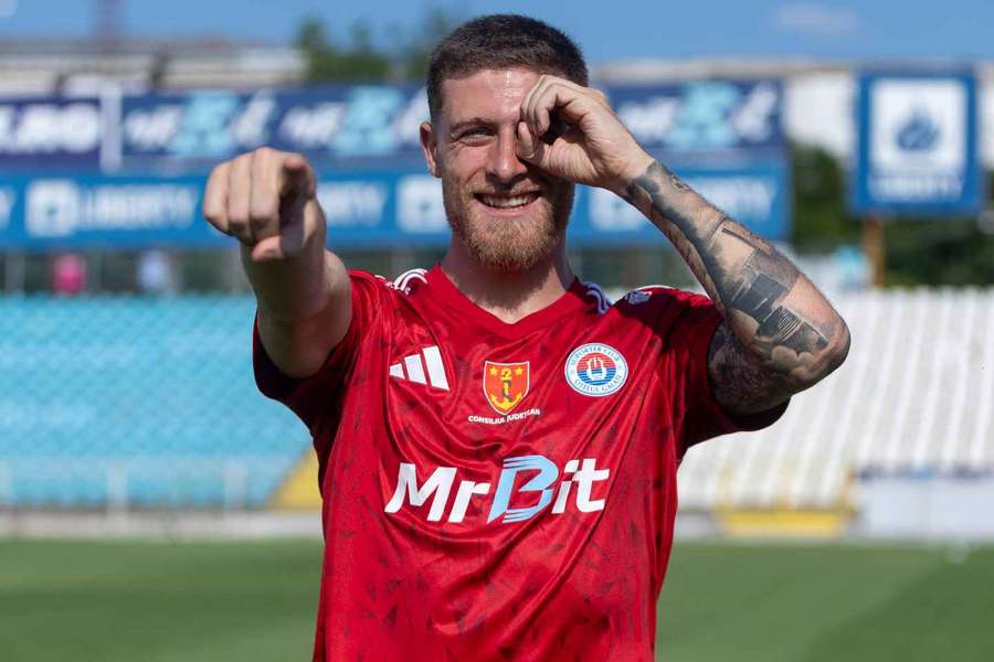 Paulinho com a camisola do Oțel Galați