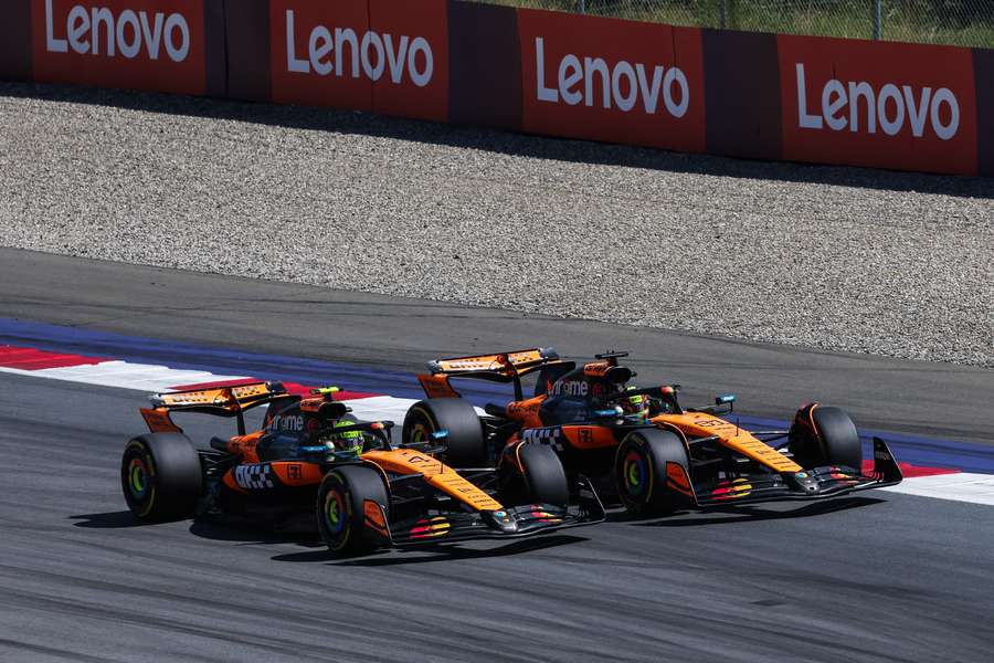 McLareny zdominowały wyścig na torze Red Bulla. Verstappen zakończył go na czwartym zakręcie