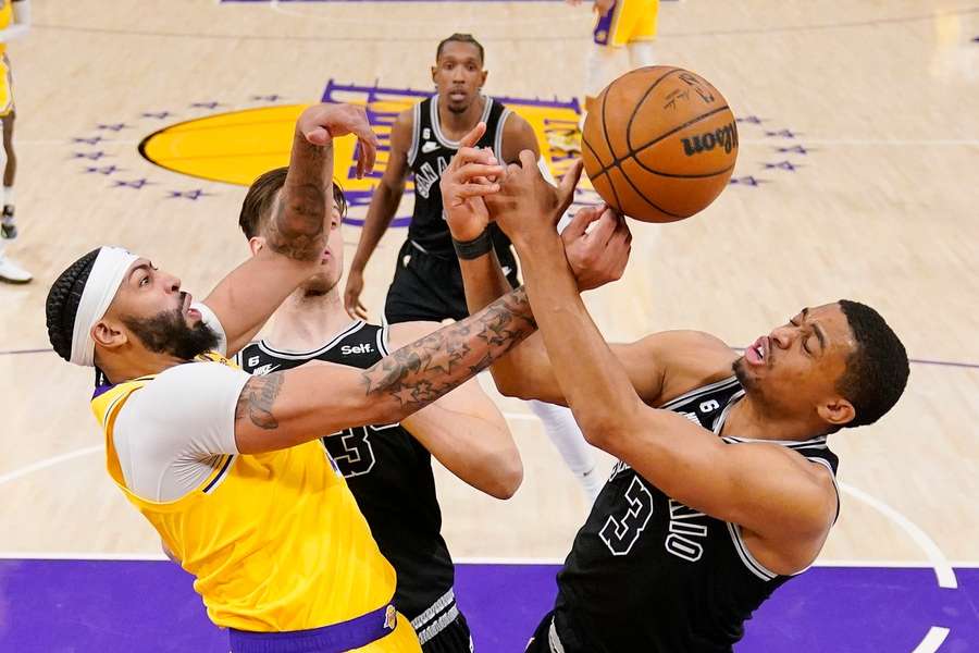 Anthony Davis (l.) kam beim Sieg der Lakers gegen die Spurs zu seinem NBA-Comeback.