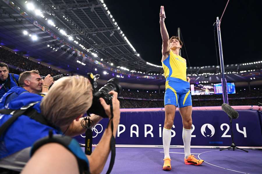 Armand Duplantis stanovil novou hodnotu světového rekordu na 625 cm.