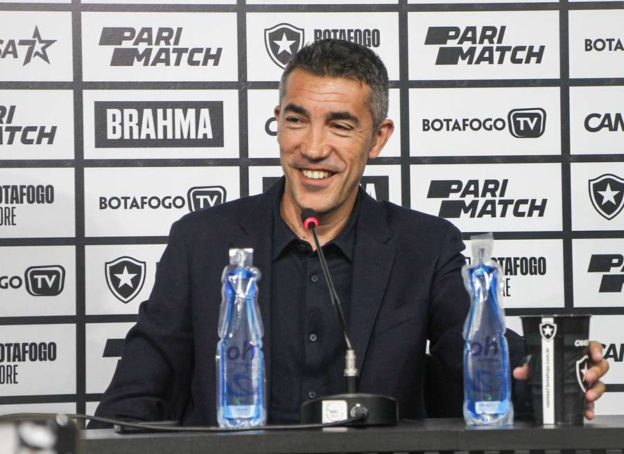 Bruno Lage sorri em apresentação no Botafogo