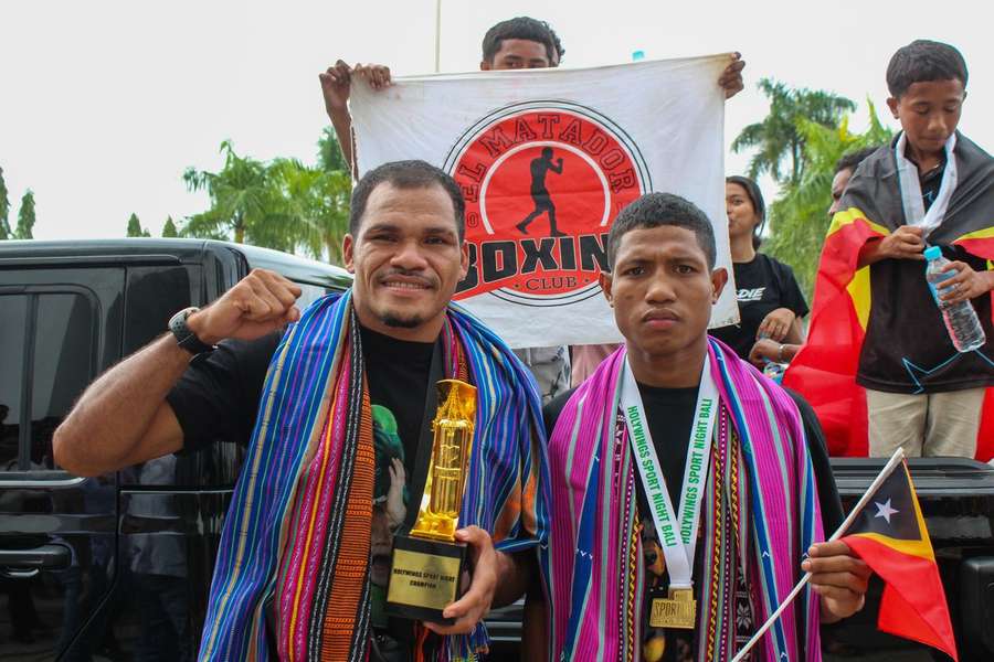 Os pugilistas Délio Anzaqeci e Daniel Belo, à chegada de Bali, Indonésia