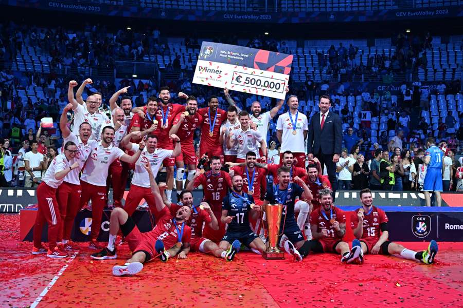 Polen feiert den Gewinn der Goldmedaille.
