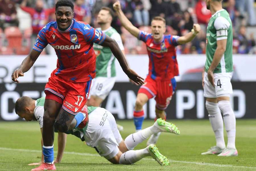 Plzeňský střelec Rafiu Durosinmi slaví v duelu s Jabloncem.