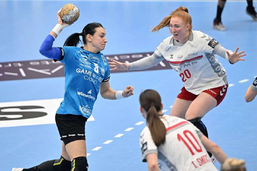 Neagu în  meciul contra celor de la SG BBM Bietigheim, în Liga Campionilor