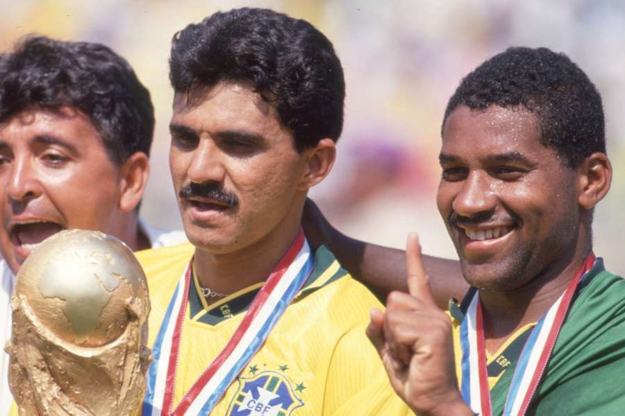 Ricardo Rocha com o troféu da Copa do Mundo de 1994
