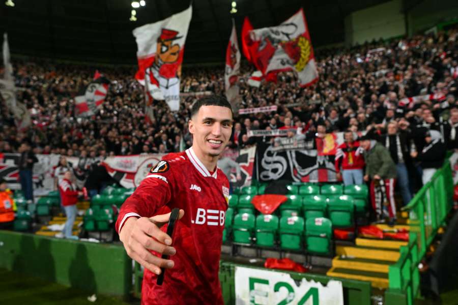 El Khannouss feiert zusammen mit den mitgereisten Stuttgarter Fans El Khannouss feiert zusammen mit den mitgereisten Stuttgarter Fans